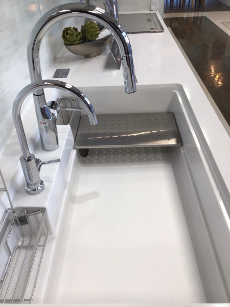 人気の「家事らくシンク」洗う・切る・捨てるがシンクの上でスムーズに。